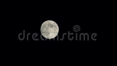 满月穿过夜空。 Telephoto镜头拍摄，2，5倍速度